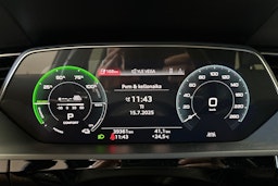 sininen Audi e-tron 2022 kuva 22.