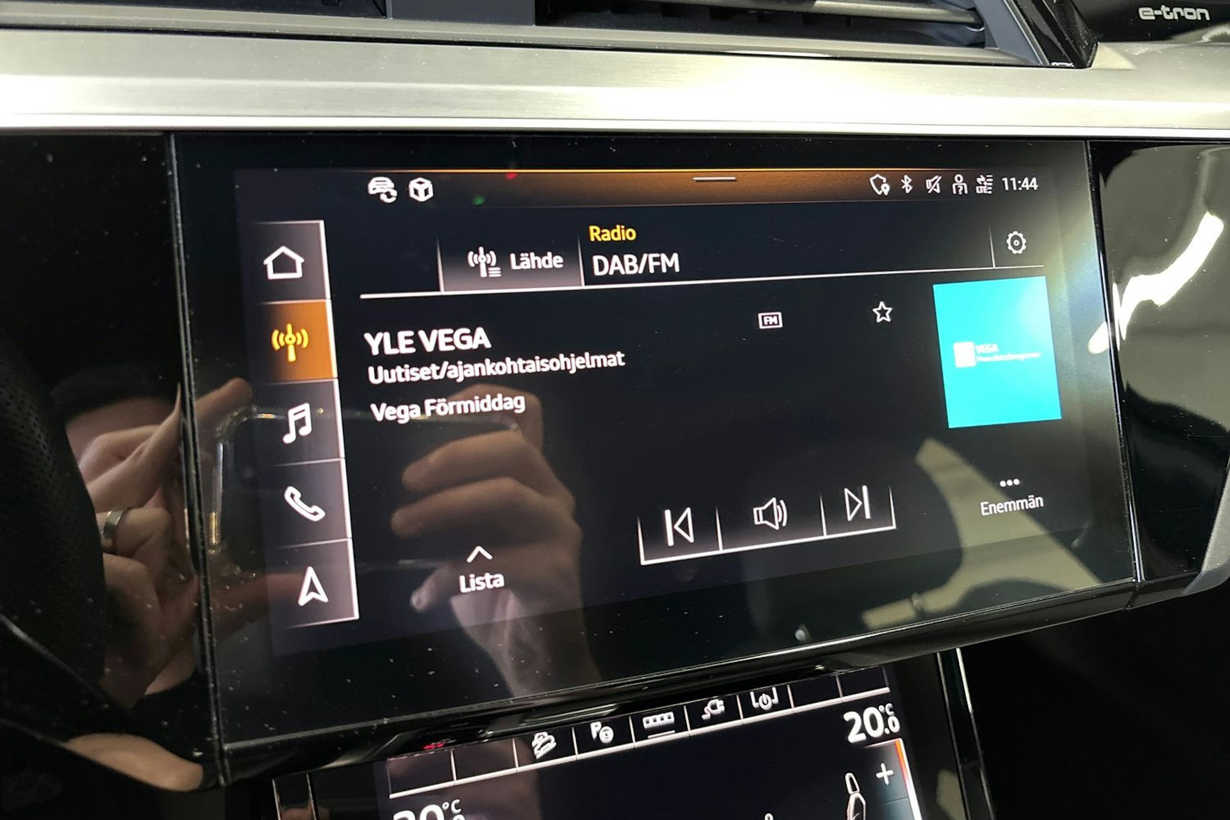 sininen Audi e-tron 2022 kuva 23.