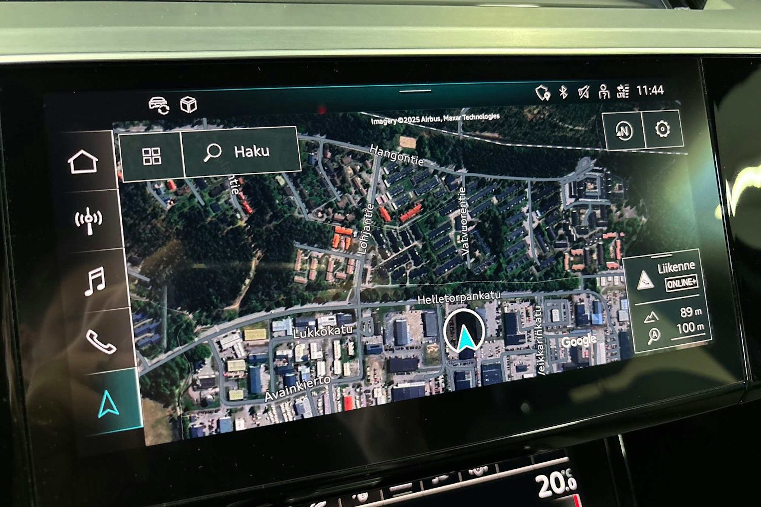 sininen Audi e-tron 2022 kuva 24.
