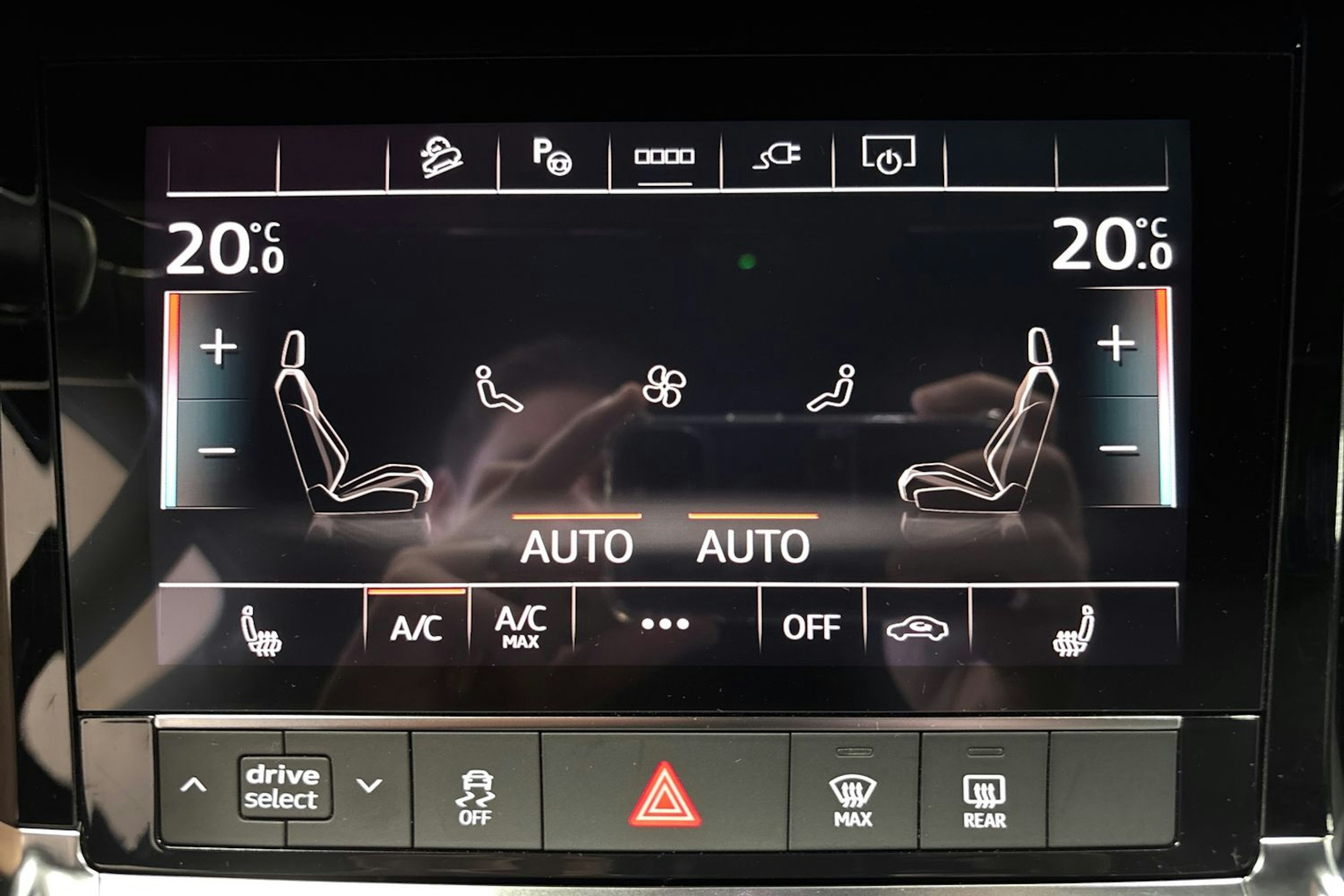 sininen Audi e-tron 2022 kuva 26.