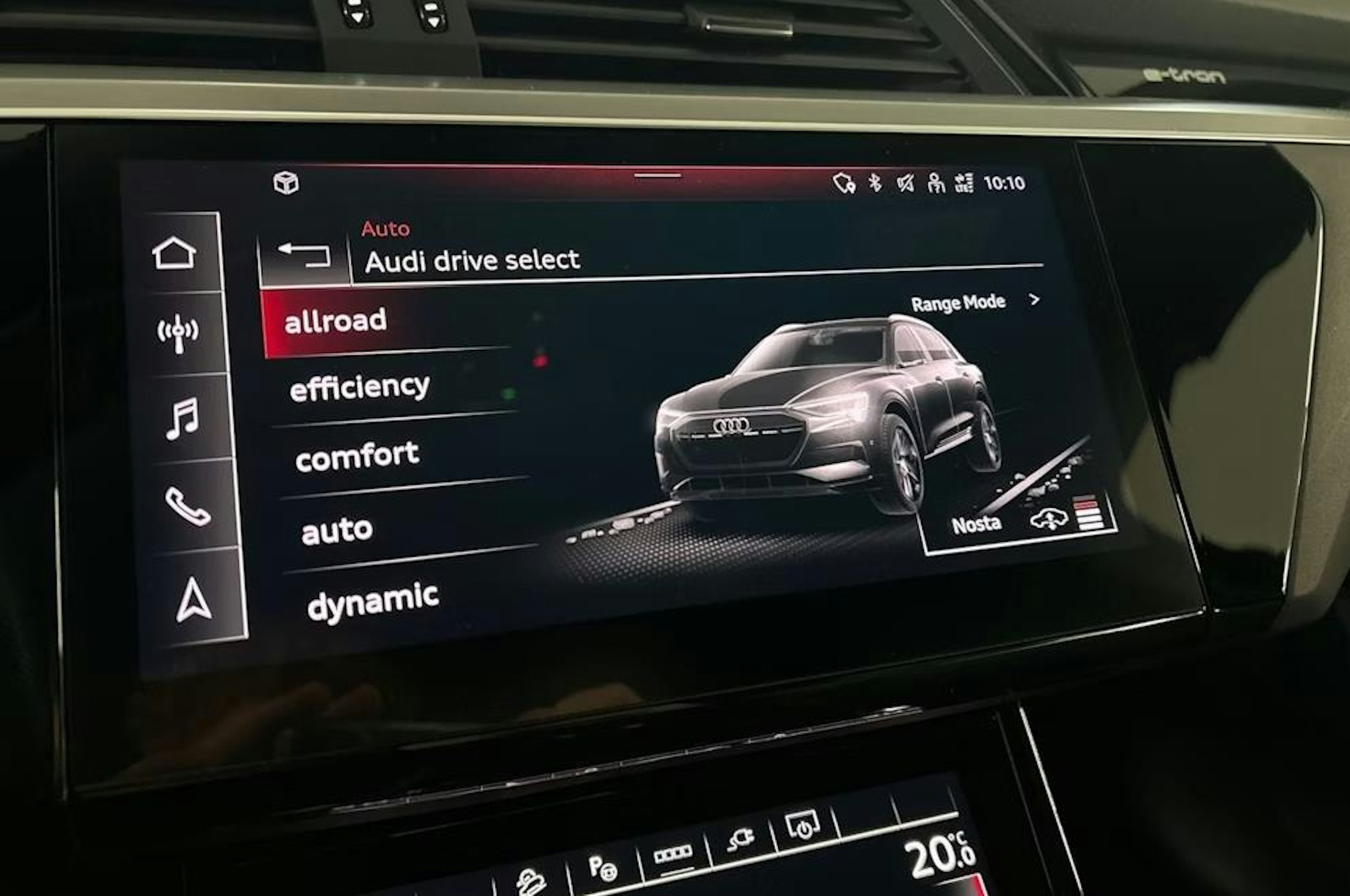 sininen Audi e-tron 2022 kuva 27.