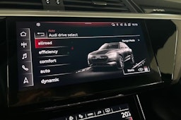 sininen Audi e-tron 2022 kuva 27.
