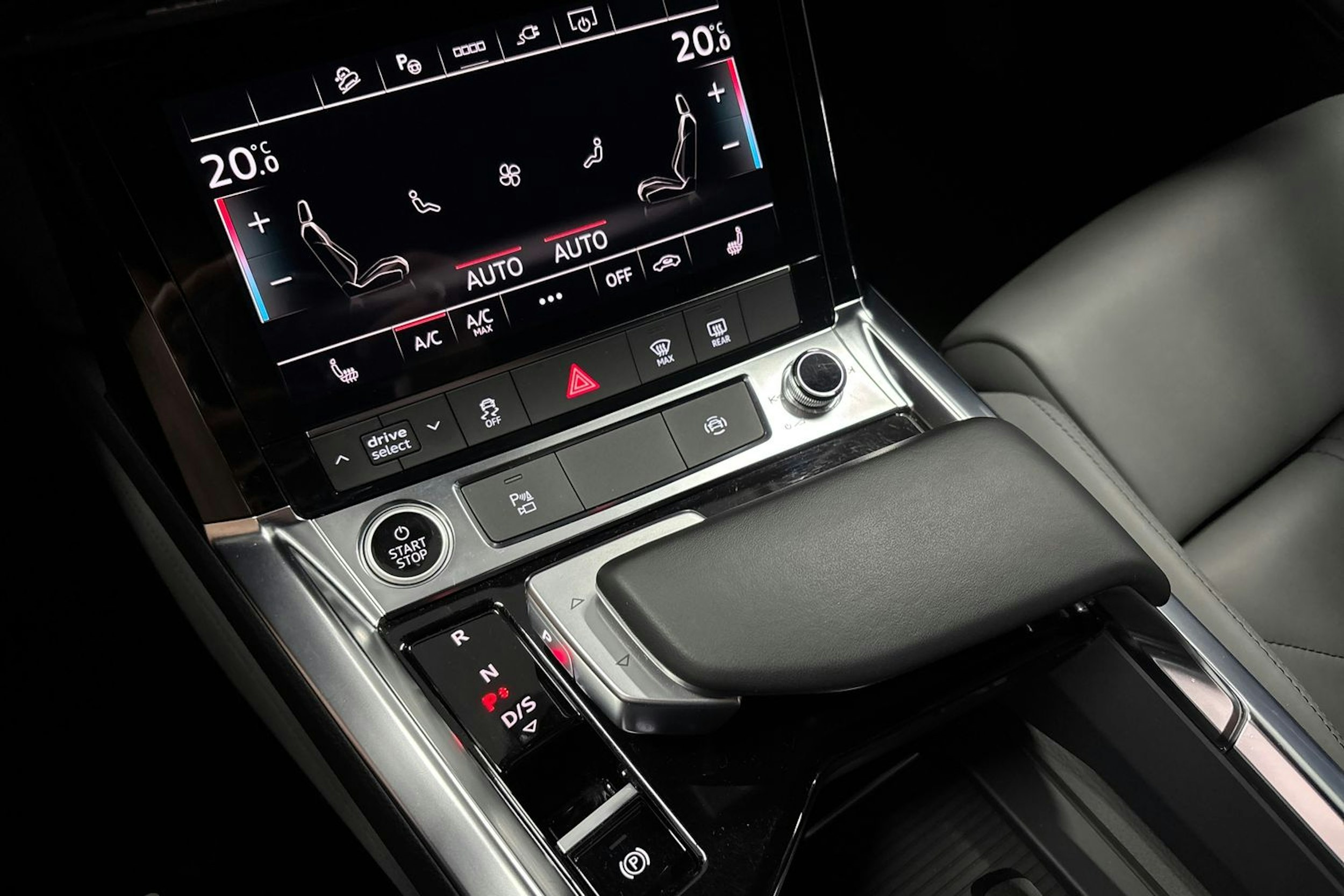 sininen Audi e-tron 2022 kuva 29.