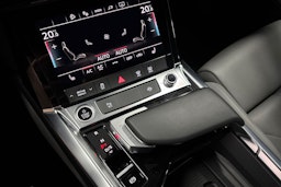 sininen Audi e-tron 2022 kuva 29.