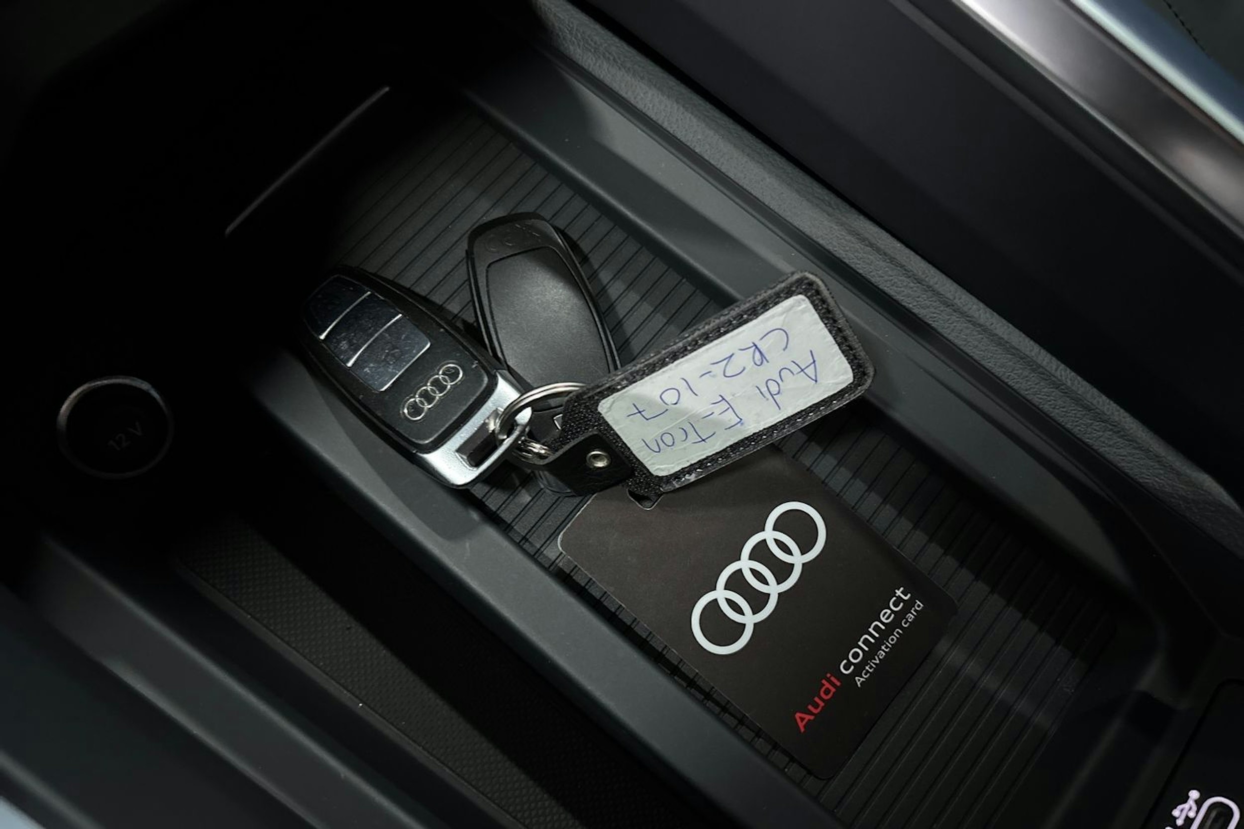 sininen Audi e-tron 2022 kuva 30.