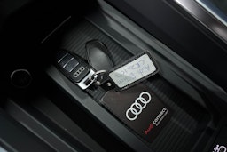 sininen Audi e-tron 2022 kuva 30.