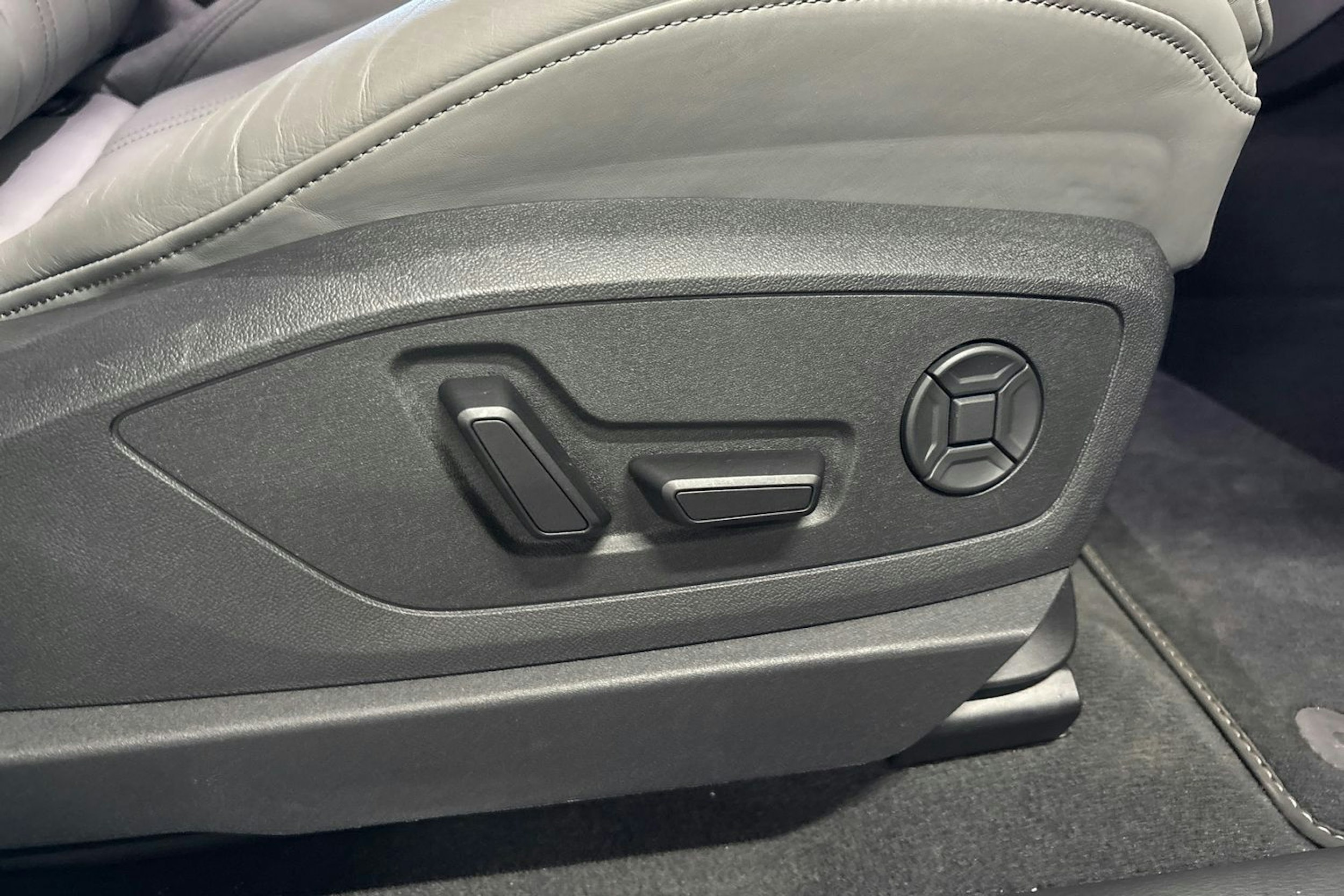 sininen Audi e-tron 2022 kuva 31.