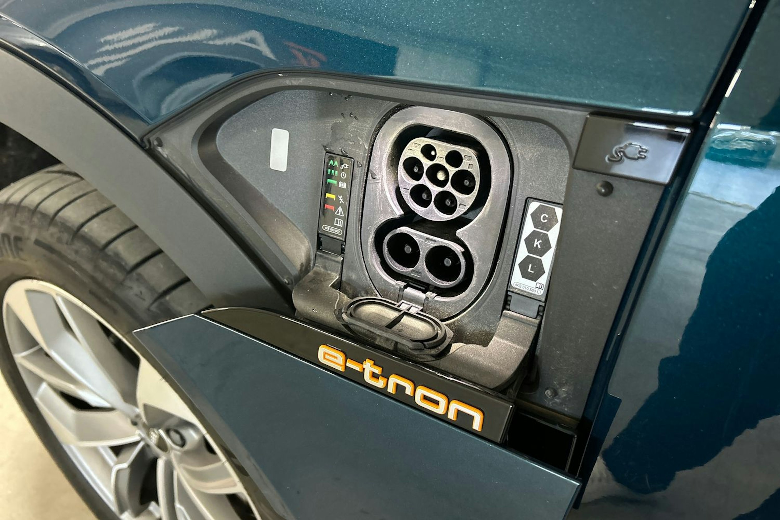 sininen Audi e-tron 2022 kuva 33.