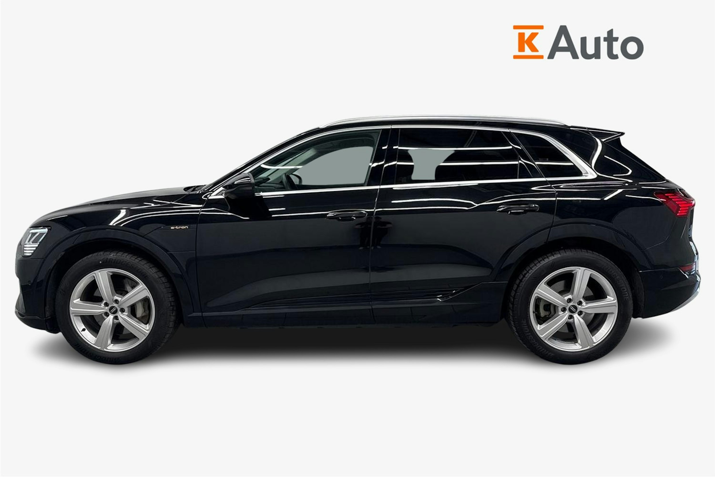 musta Audi e-tron 2022 kuva 6.