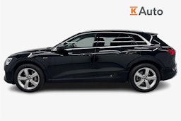 musta Audi e-tron 2022 kuva 6.