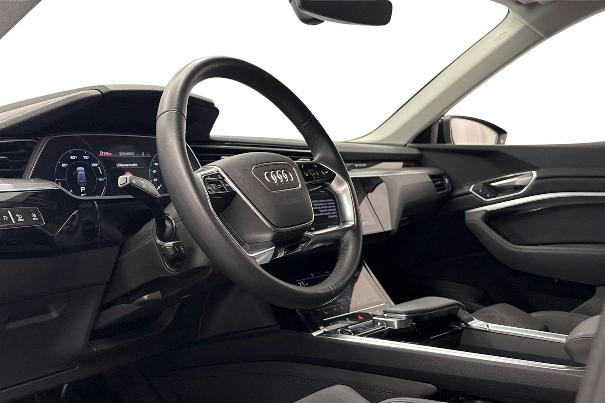 musta Audi e-tron 2022 kuva 7.
