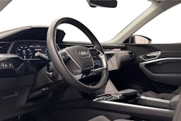 musta Audi e-tron 2022 kuva 7.