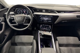 musta Audi e-tron 2022 kuva 9.