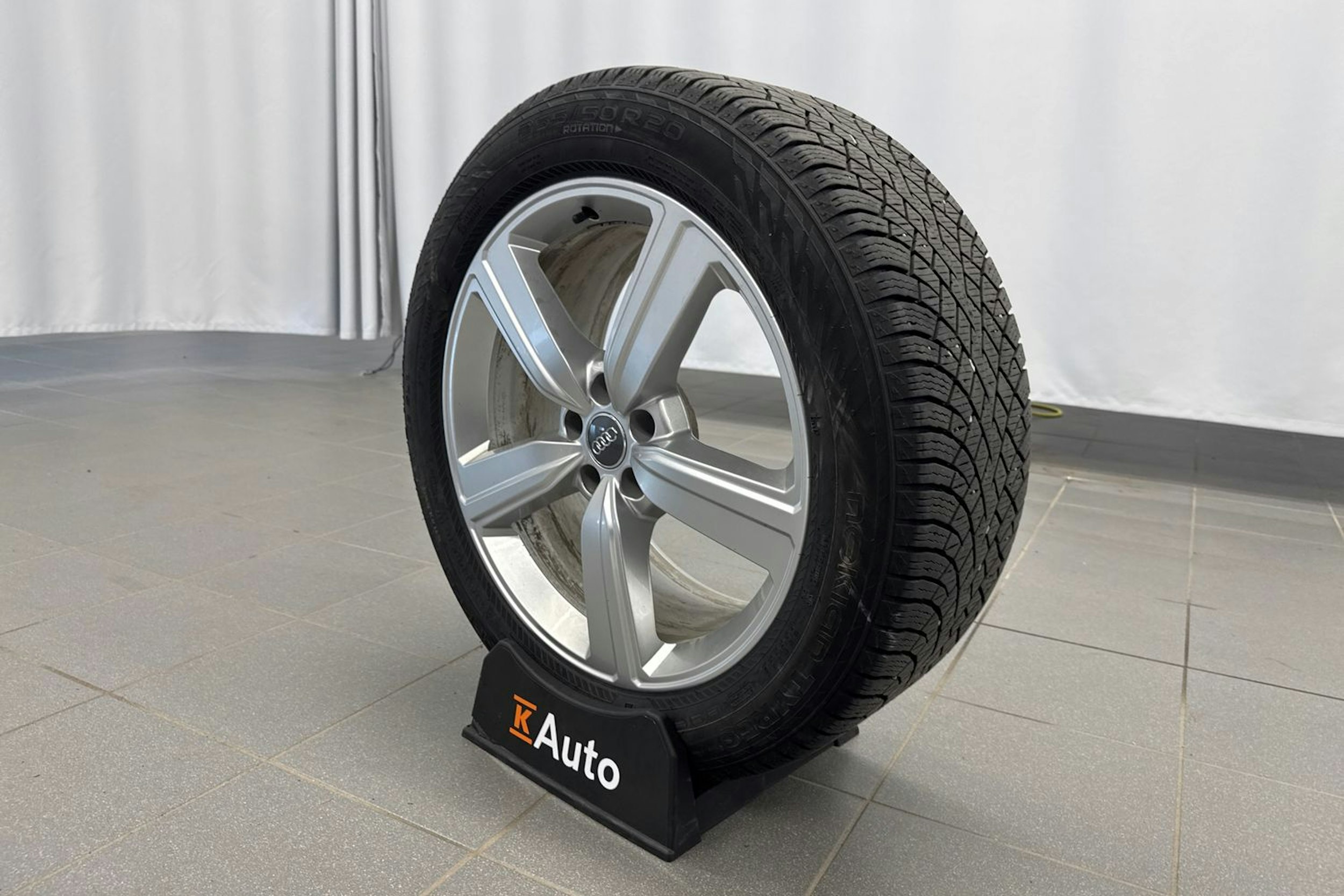 musta Audi e-tron 2022 kuva 13.