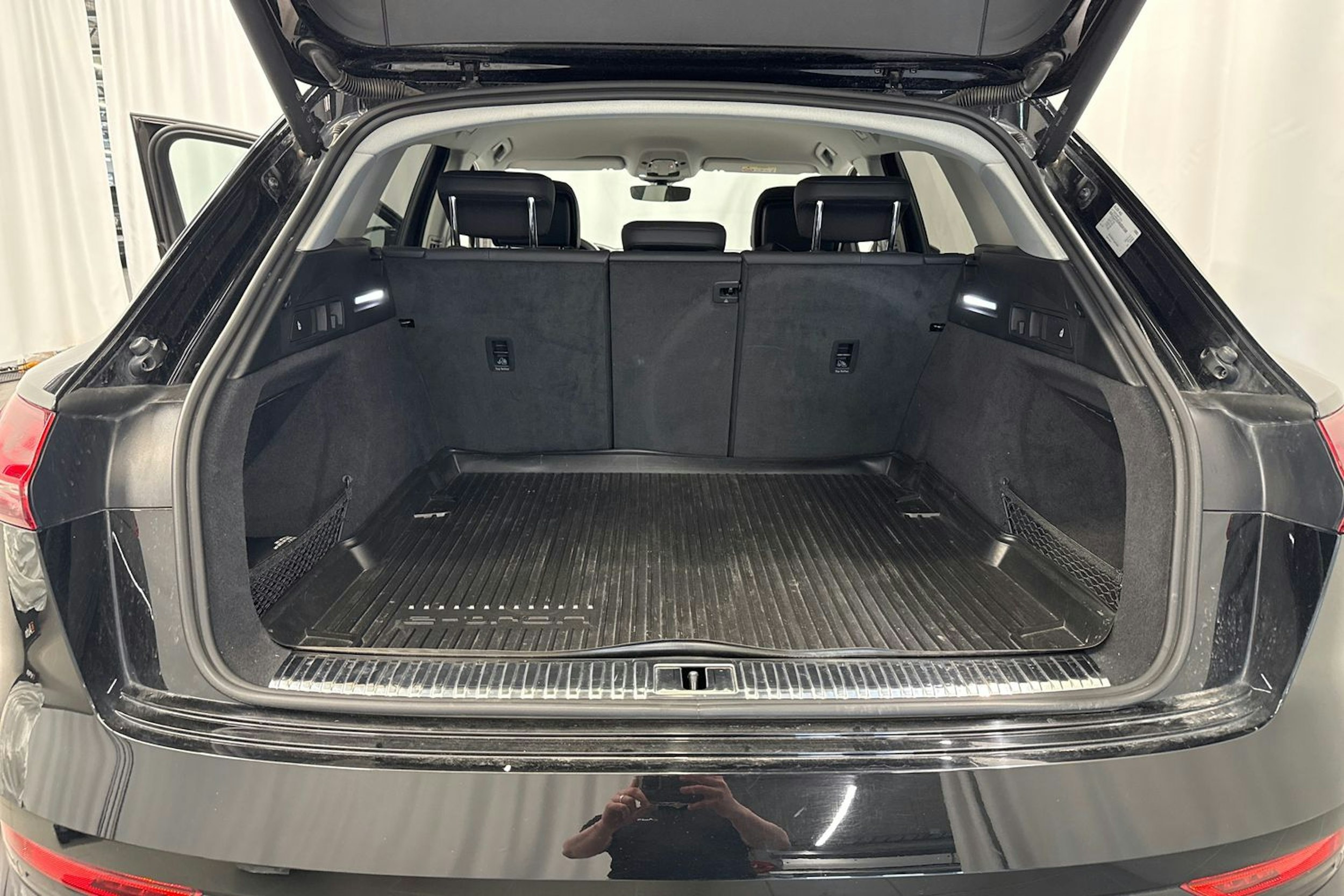 musta Audi e-tron 2022 kuva 14.