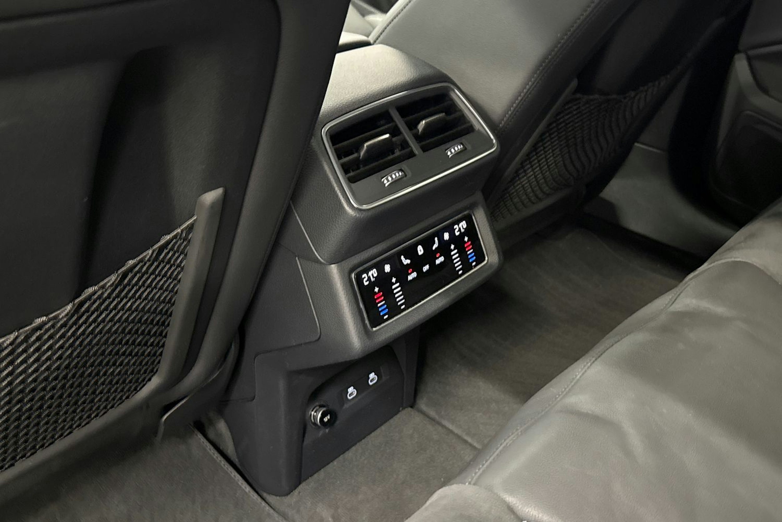 musta Audi e-tron 2022 kuva 17.