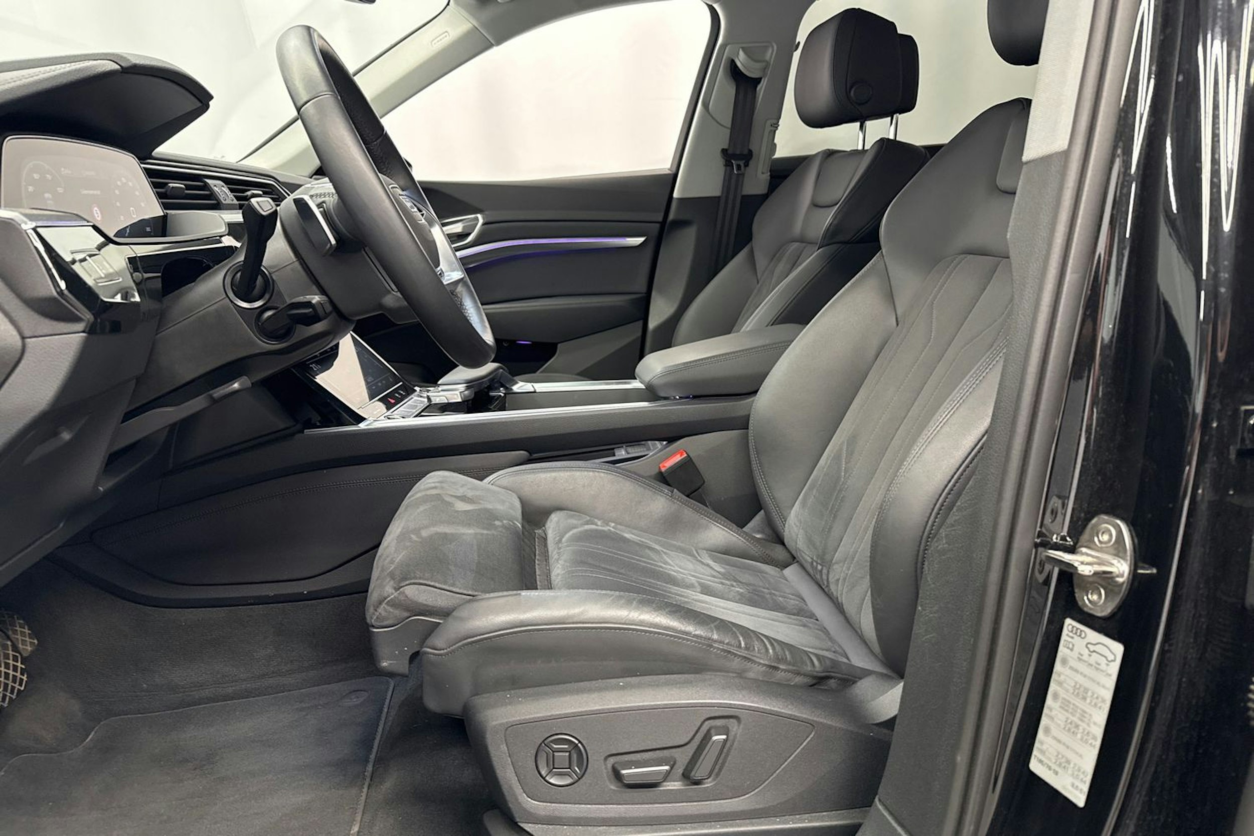 musta Audi e-tron 2022 kuva 18.