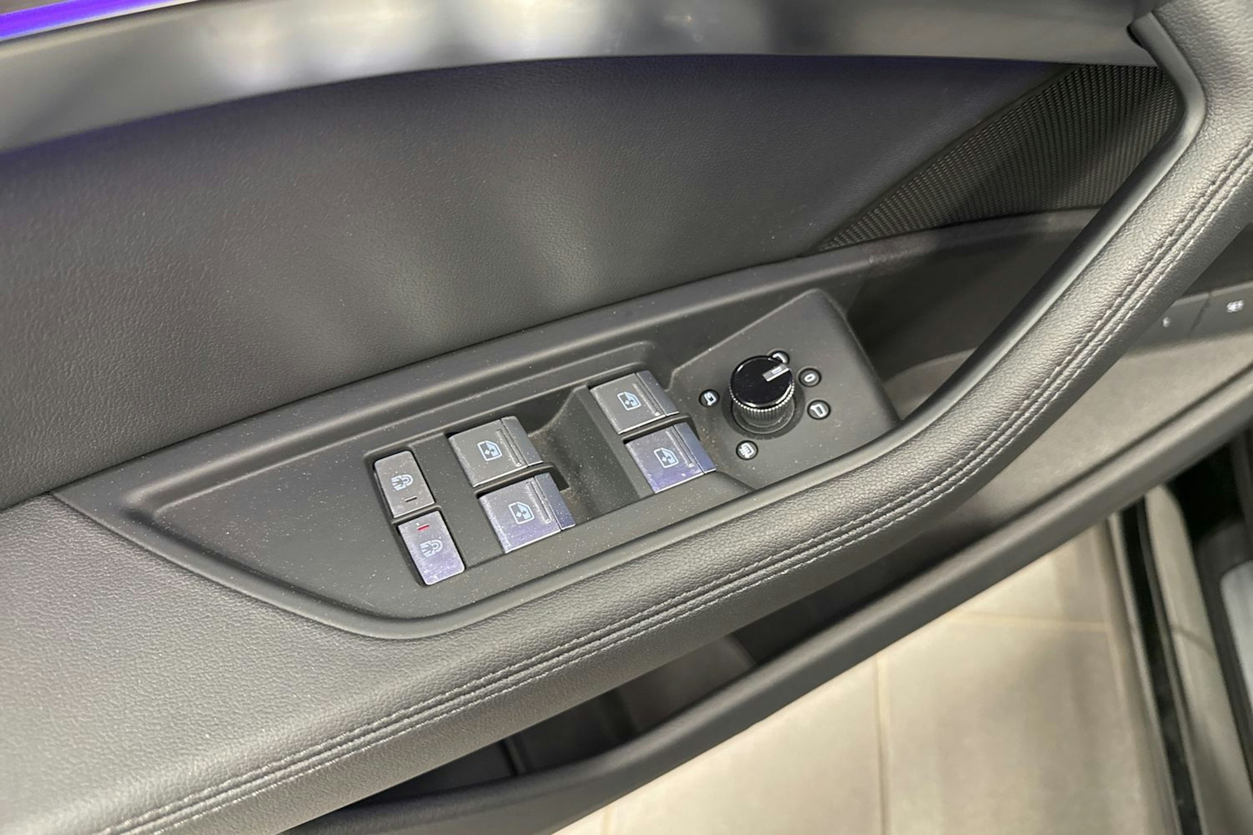 musta Audi e-tron 2022 kuva 19.