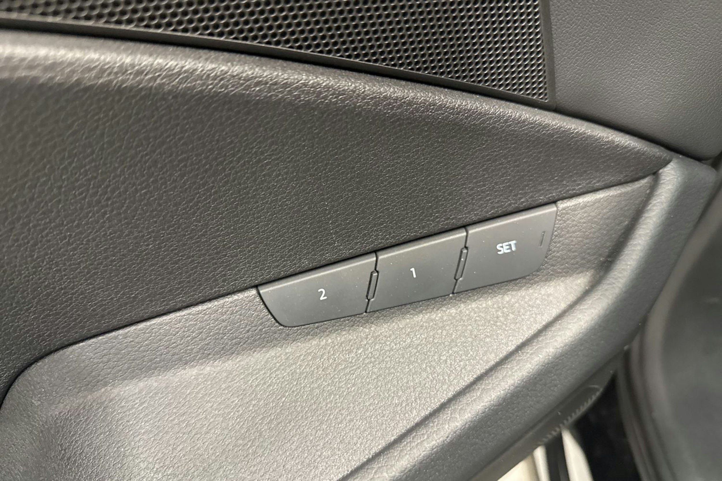 musta Audi e-tron 2022 kuva 20.