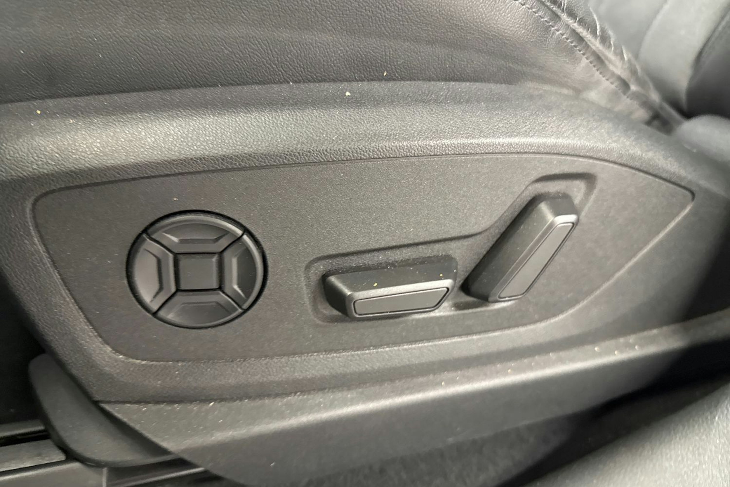 musta Audi e-tron 2022 kuva 21.