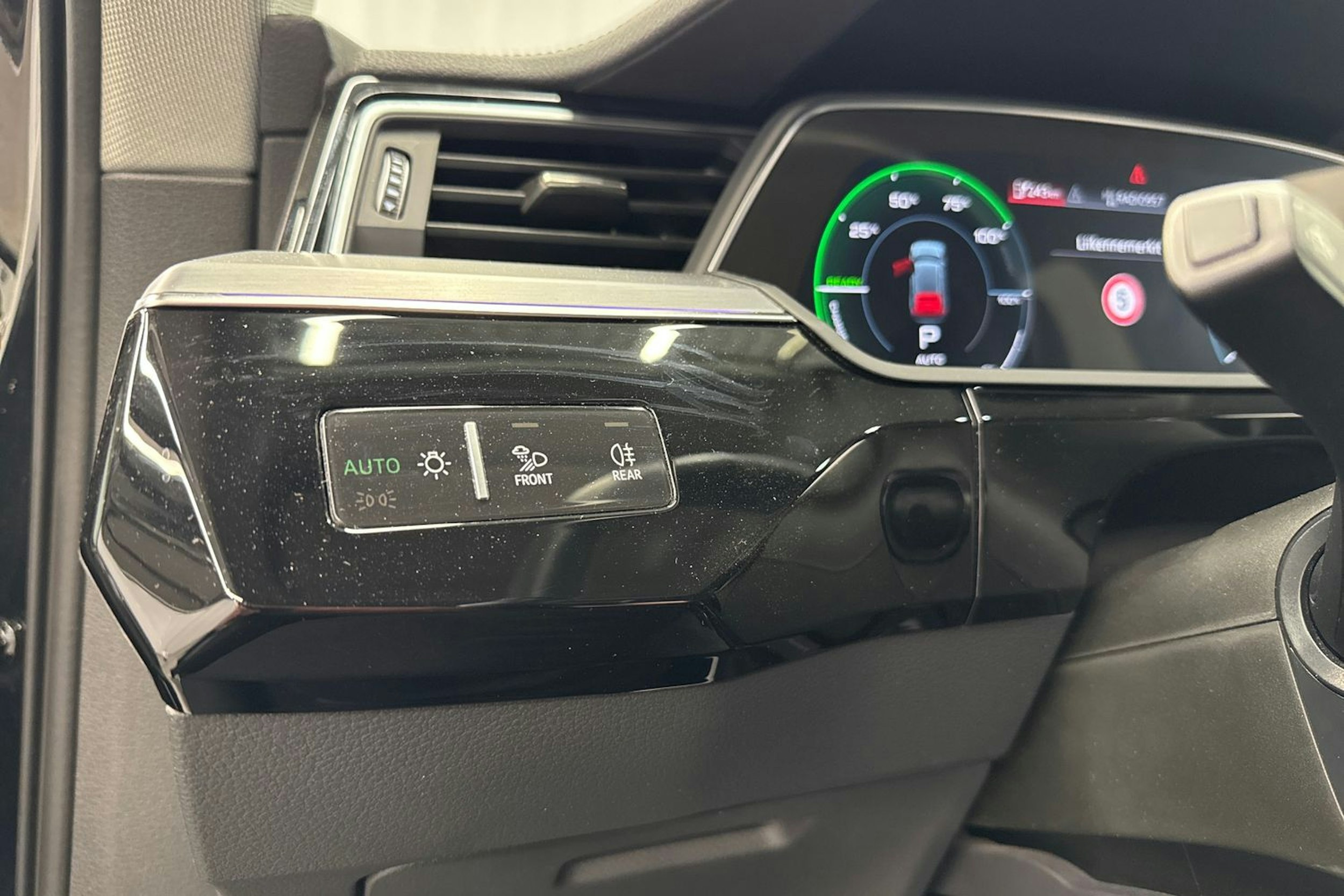 musta Audi e-tron 2022 kuva 22.