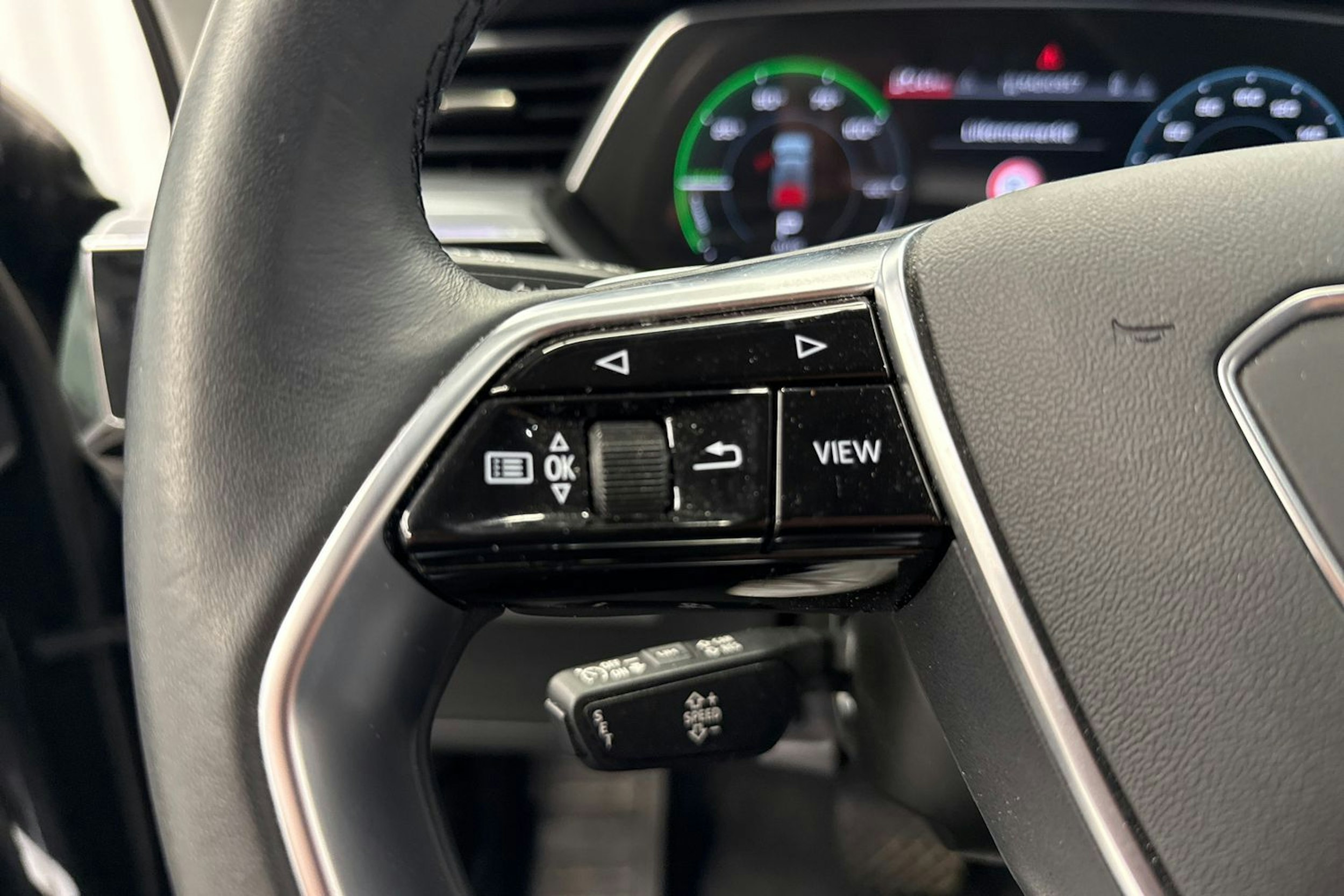 musta Audi e-tron 2022 kuva 23.