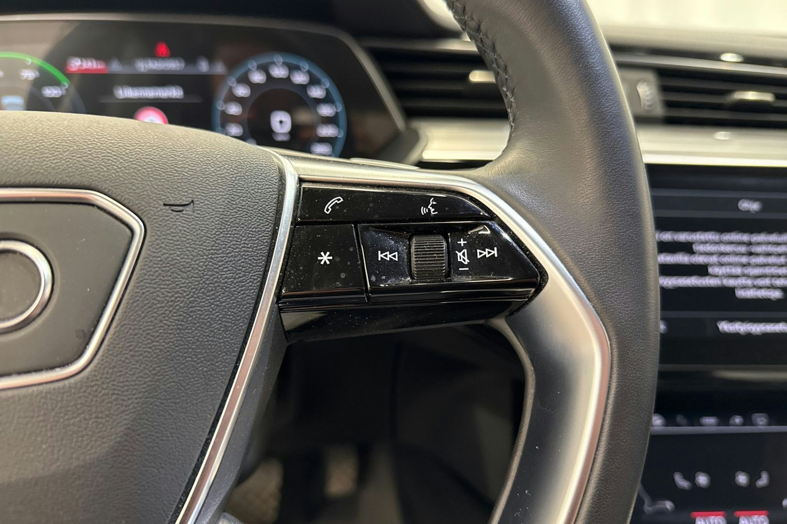musta Audi e-tron 2022 kuva 24.