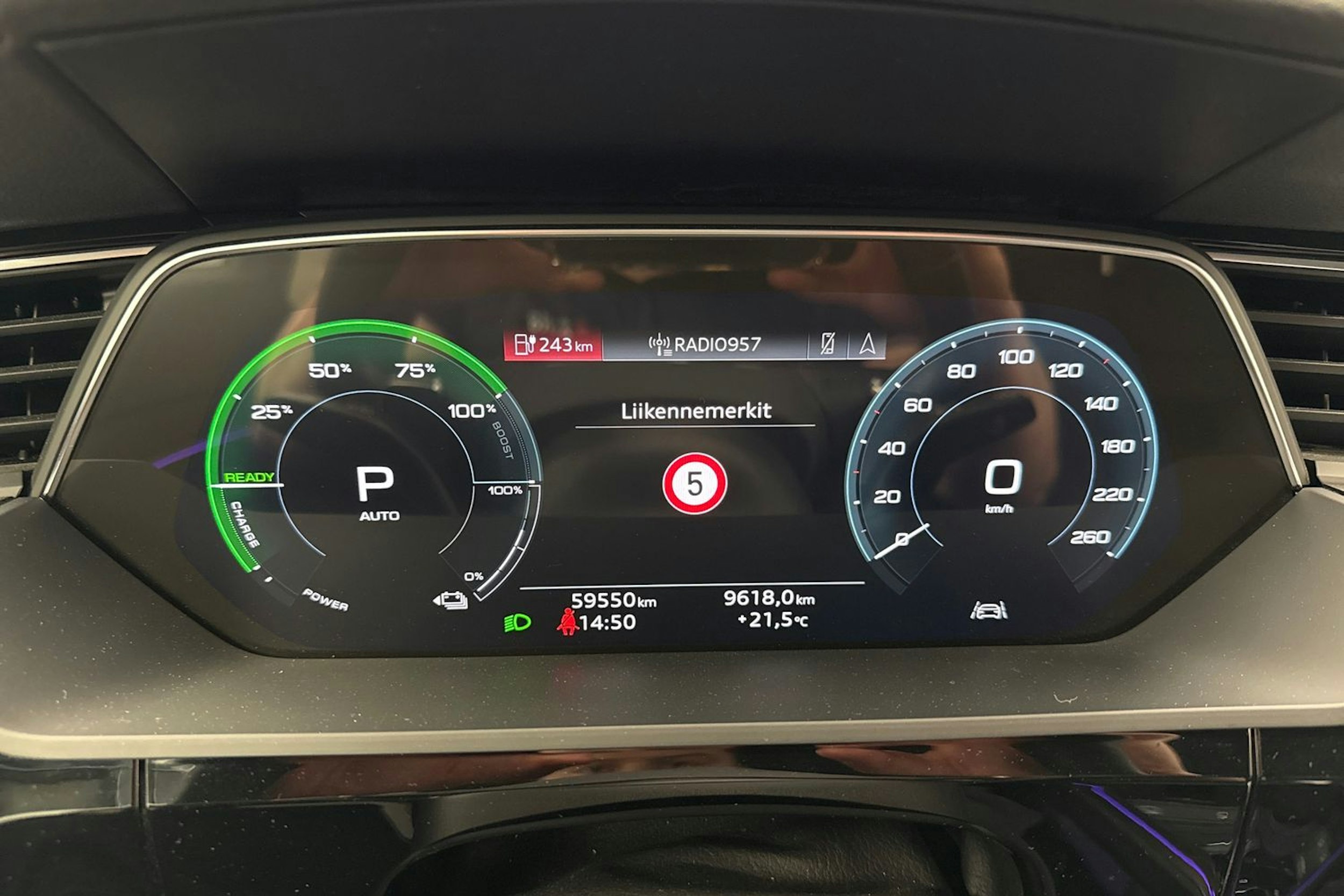 musta Audi e-tron 2022 kuva 25.