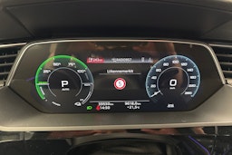 musta Audi e-tron 2022 kuva 25.