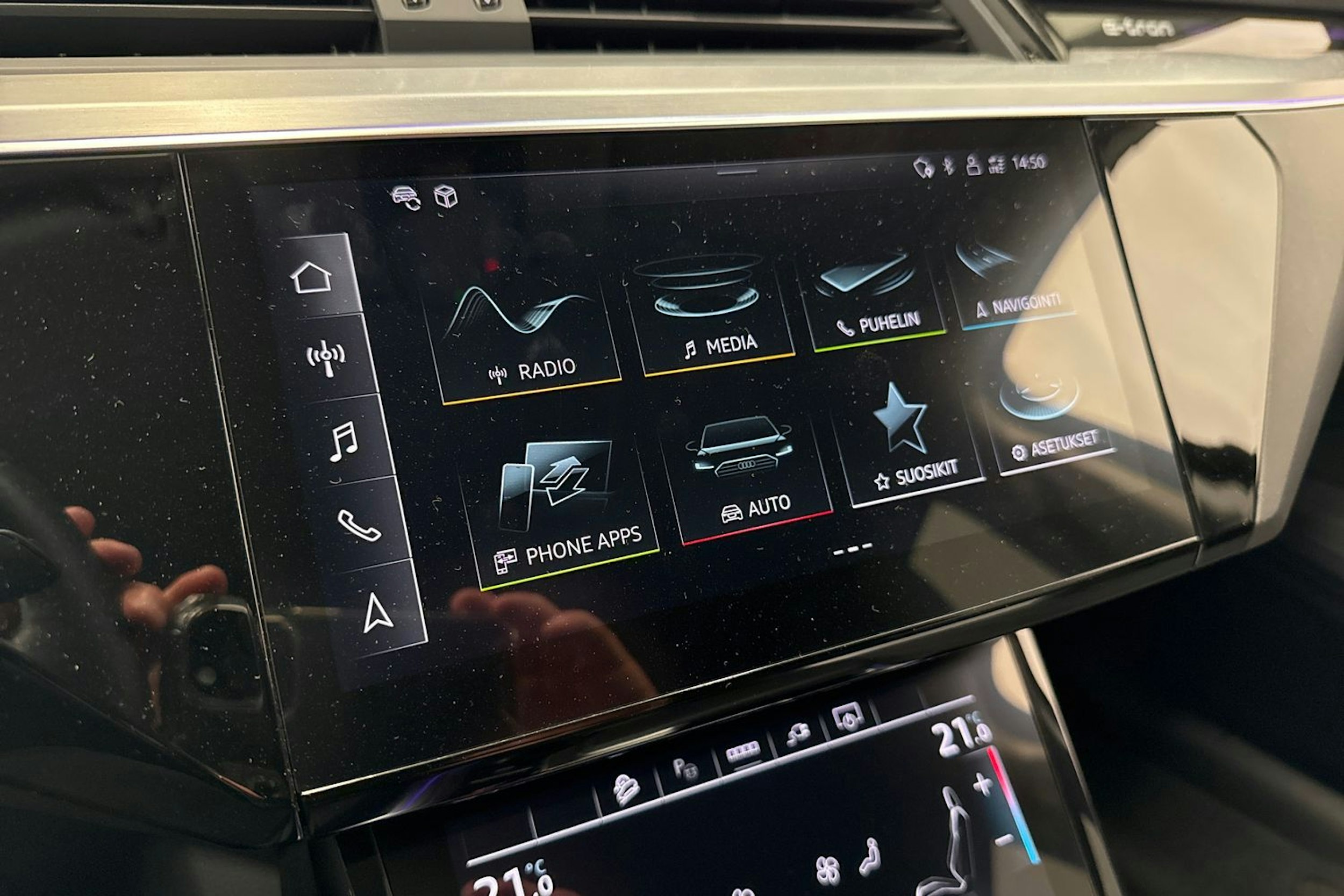musta Audi e-tron 2022 kuva 26.