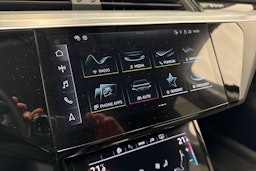musta Audi e-tron 2022 kuva 26.