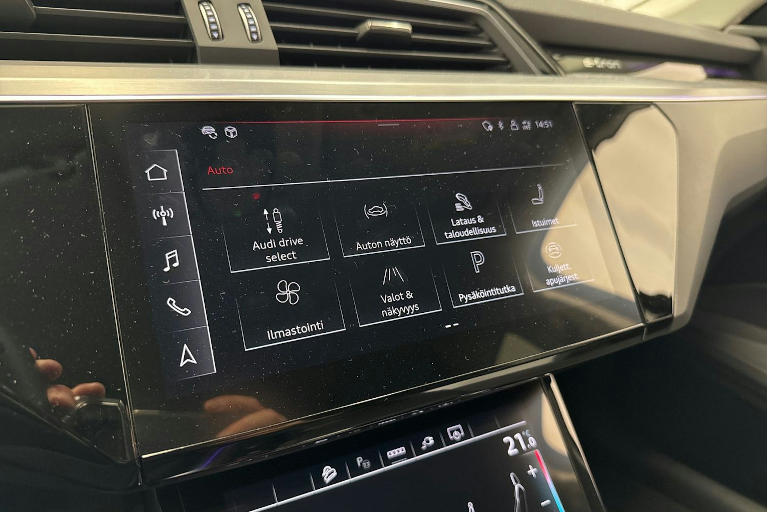 musta Audi e-tron 2022 kuva 28.