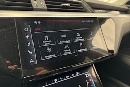 musta Audi e-tron 2022 kuva 28.