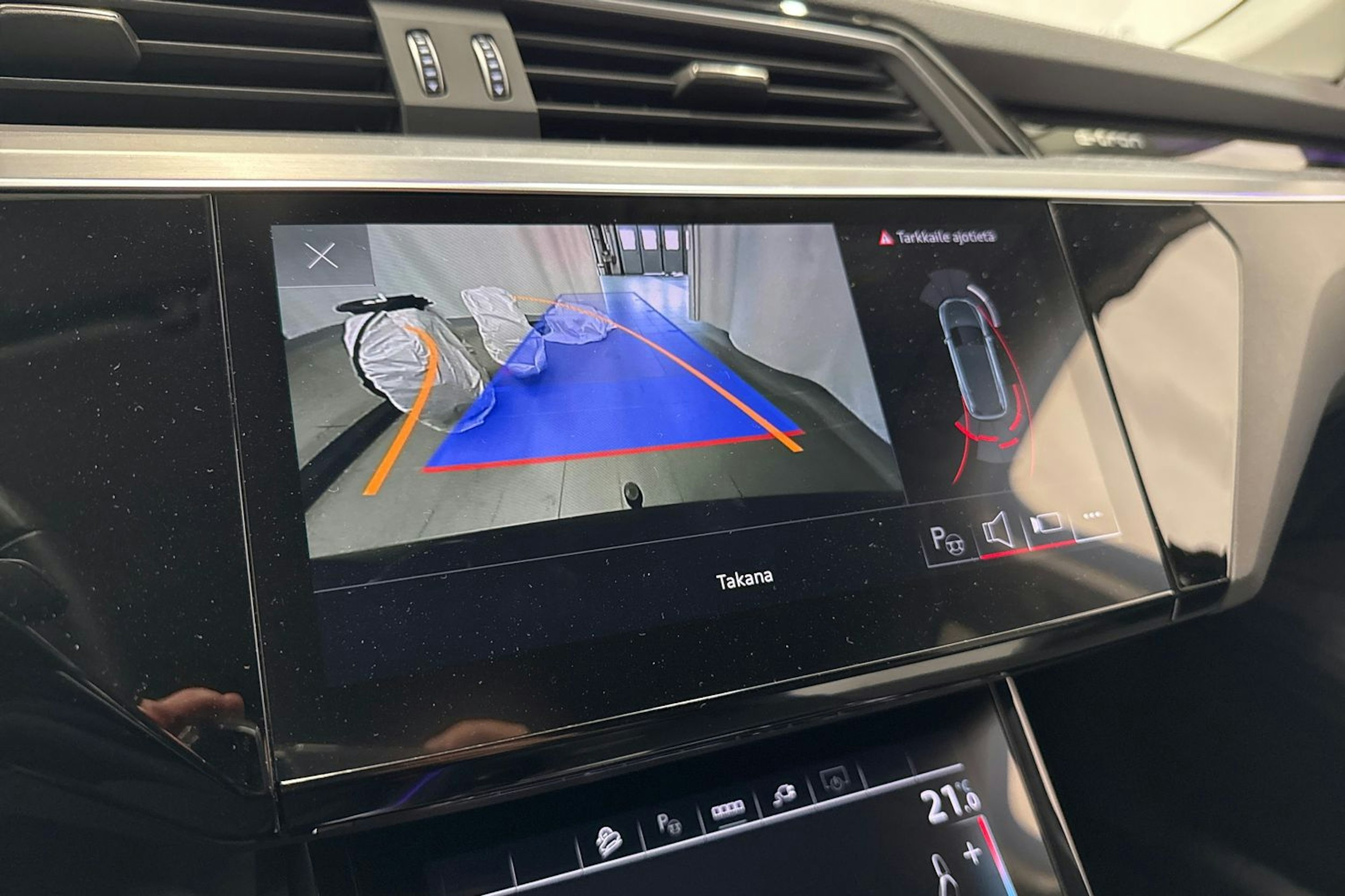 musta Audi e-tron 2022 kuva 29.