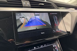 musta Audi e-tron 2022 kuva 29.