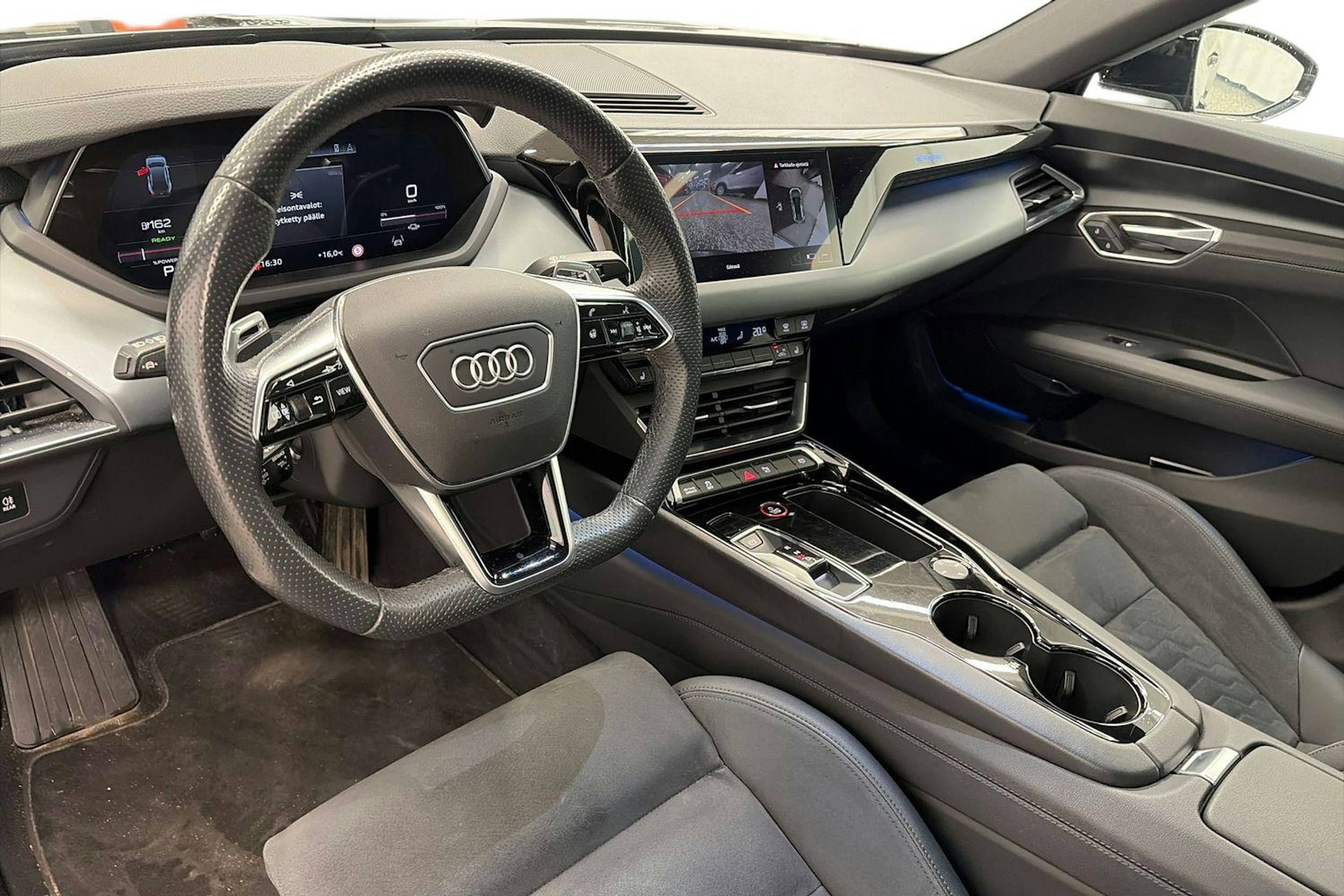 Harmaa Audi e-tron 2022 kuva 3.