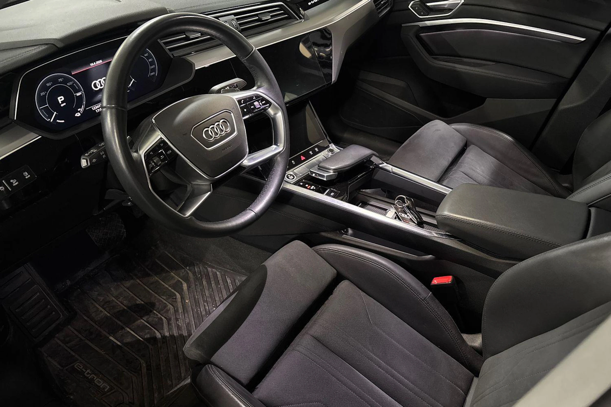 musta Audi e-tron 2022 kuva 3.