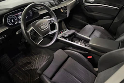 musta Audi e-tron 2022 kuva 3.