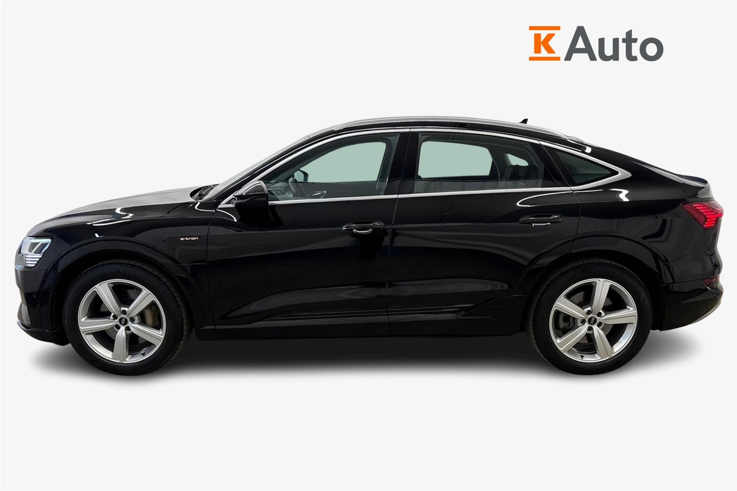 musta Audi e-tron 2022 kuva 7.