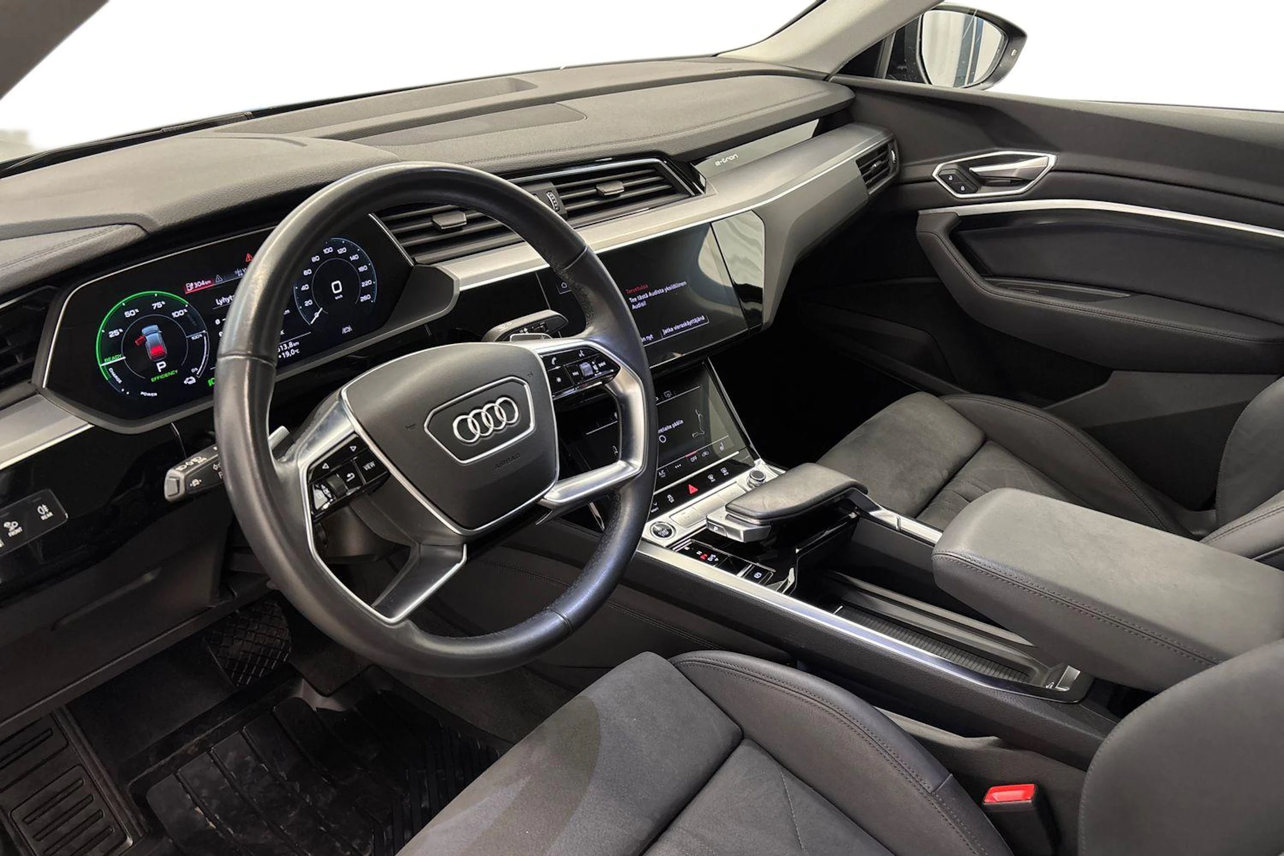 musta Audi e-tron 2022 kuva 8.