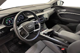 musta Audi e-tron 2022 kuva 8.