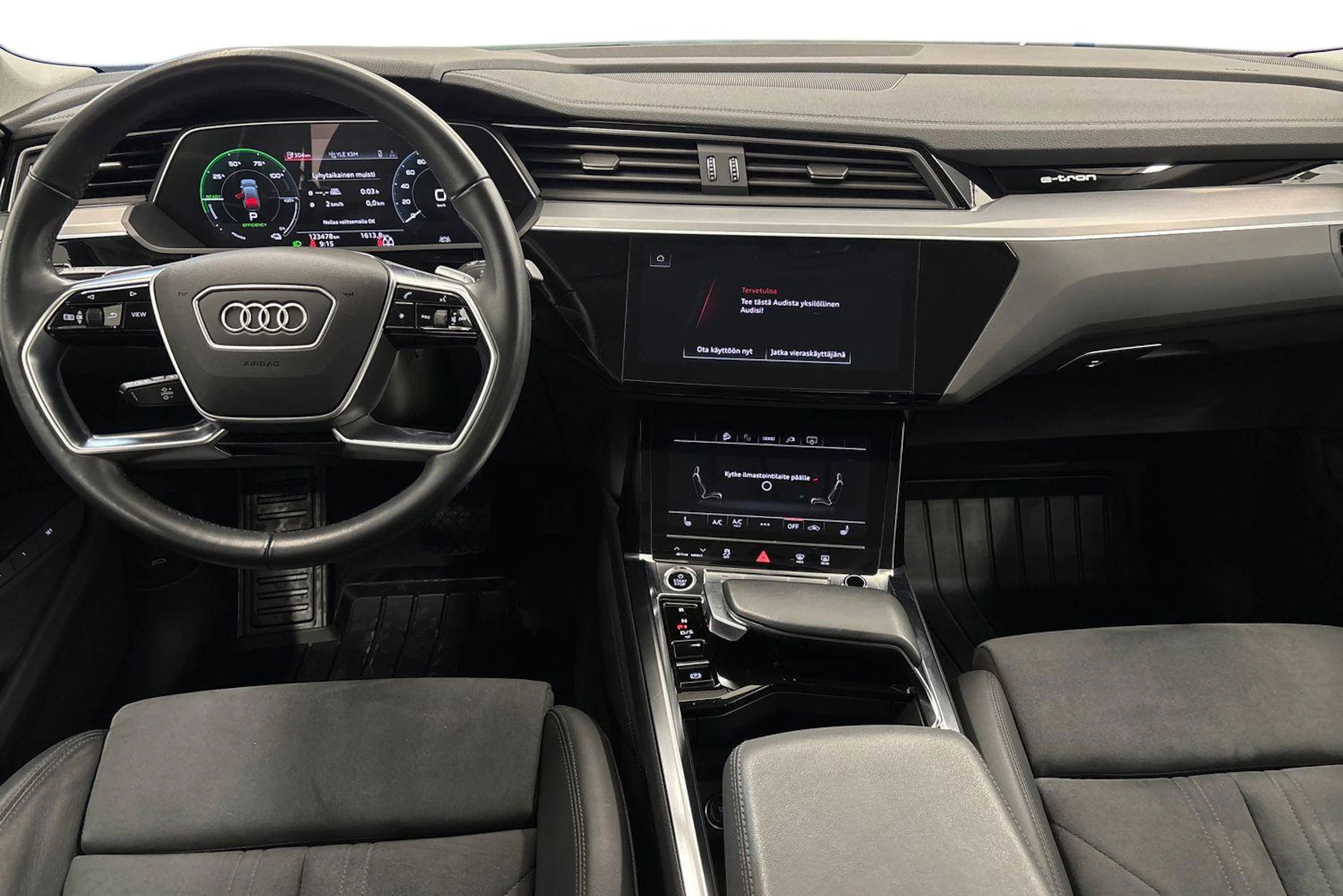musta Audi e-tron 2022 kuva 9.