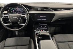 musta Audi e-tron 2022 kuva 9.