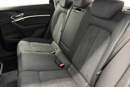 musta Audi e-tron 2022 kuva 11.