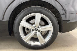 musta Audi e-tron 2022 kuva 13.