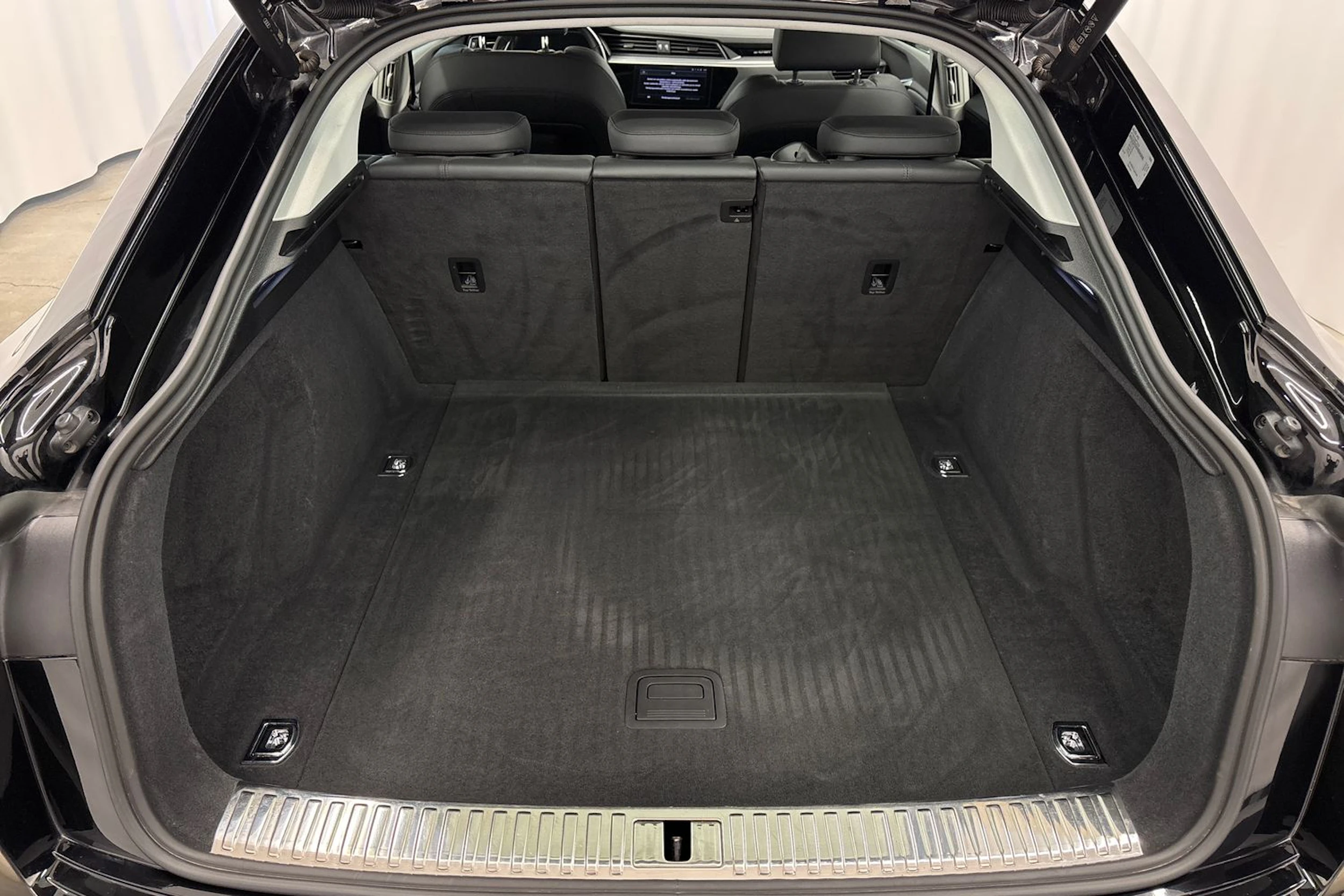musta Audi e-tron 2022 kuva 15.