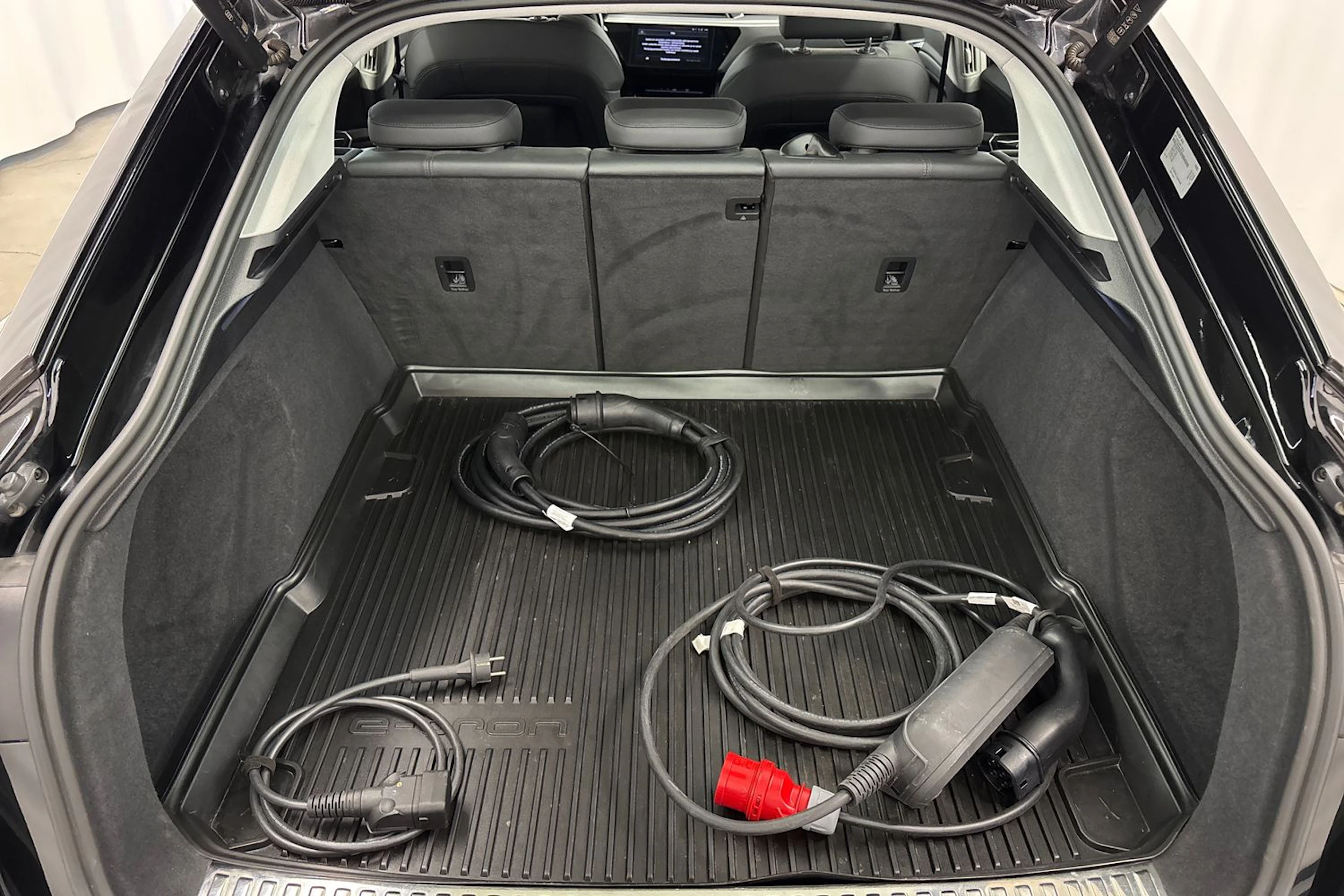 musta Audi e-tron 2022 kuva 16.