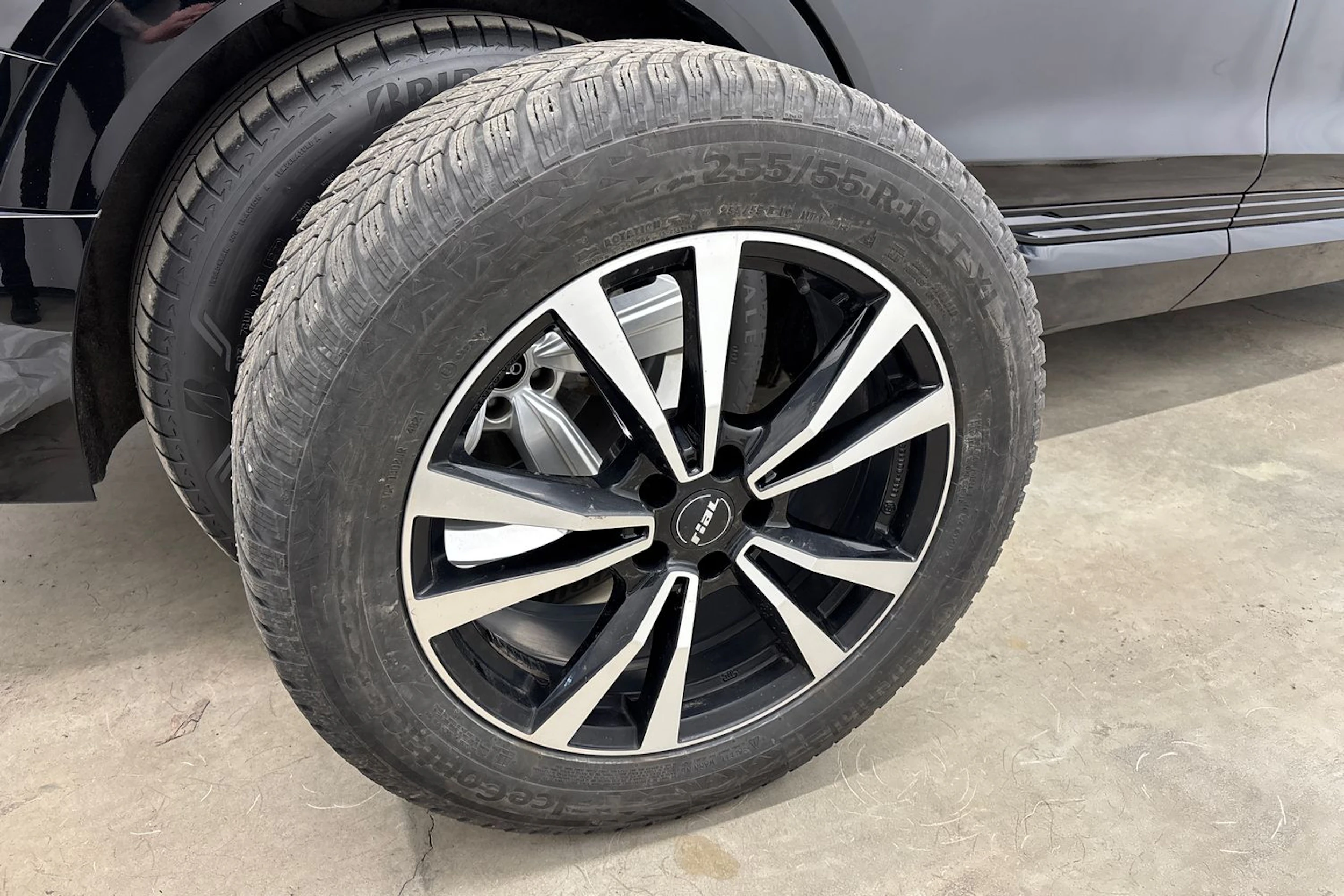 musta Audi e-tron 2022 kuva 17.