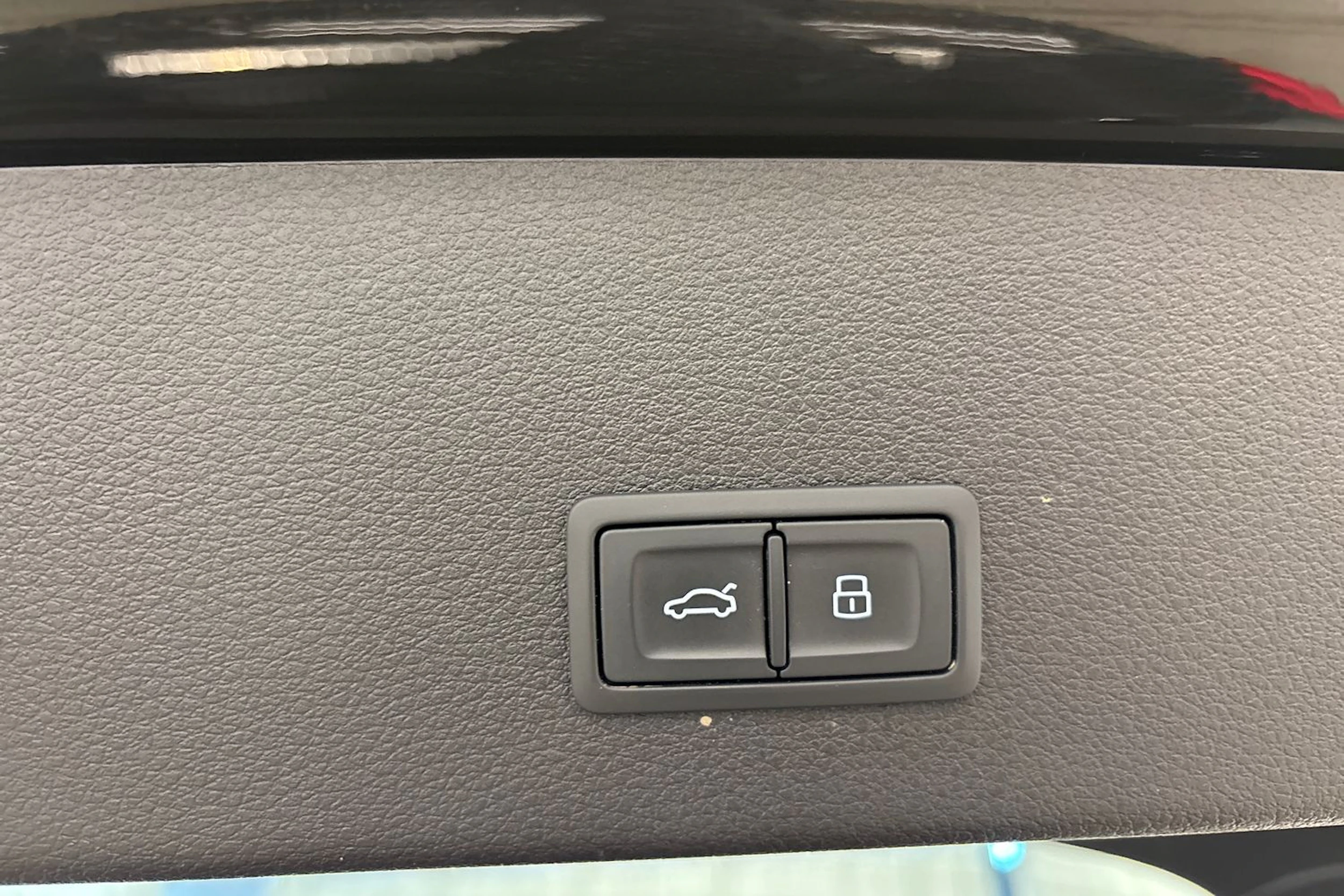 musta Audi e-tron 2022 kuva 20.