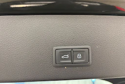 musta Audi e-tron 2022 kuva 20.